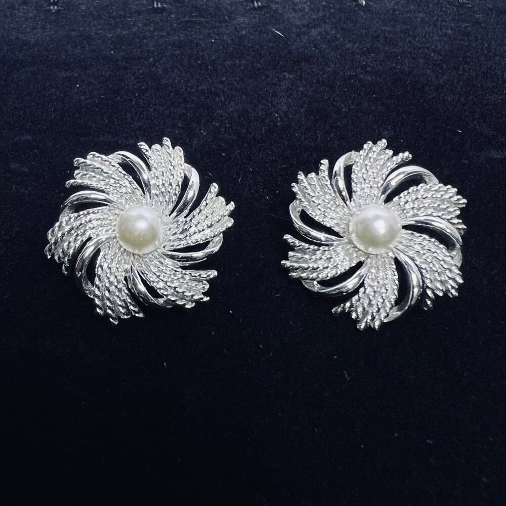 Vintage Sarah Coventry Silver Tone And Faux Pearl Spiral Clip On Earrings (5658)